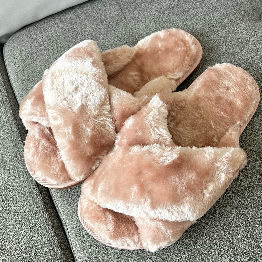 NWOT Blush pink Faux Fur Slippers